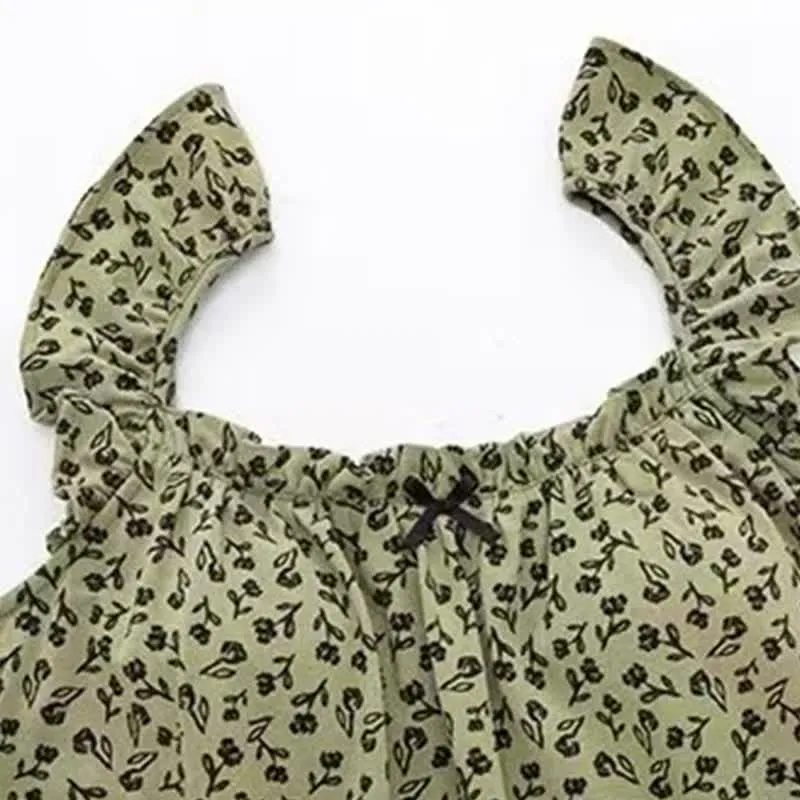 Olivgrüner Pyjama-Set mit Rüschen und Blumenmuster