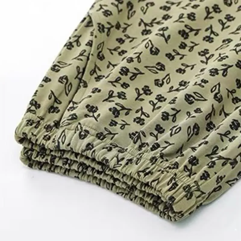 Olivgrüner Pyjama-Set mit Rüschen und Blumenmuster