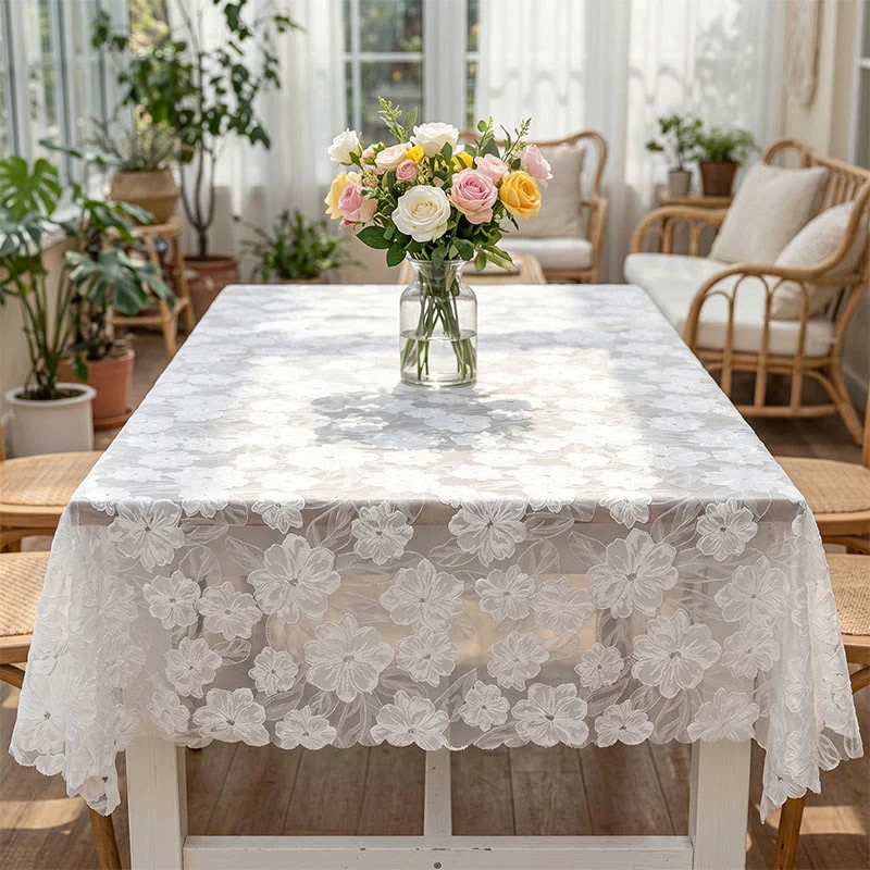 Tischdecke aus Kamelien-Spitze und Jacquard