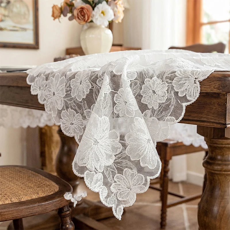 Tischdecke aus Kamelien-Spitze und Jacquard