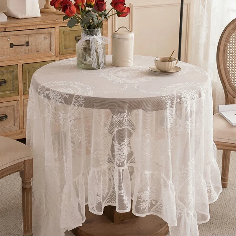 Romantische Tischdecke mit floraler Spitze und Rüschenrand