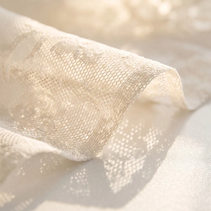 Romantische Tischdecke mit floraler Spitze und Rüschenrand