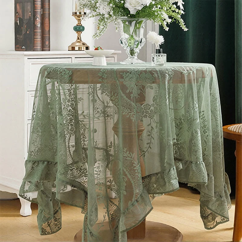 Romantische Tischdecke mit floraler Spitze und Rüschenrand