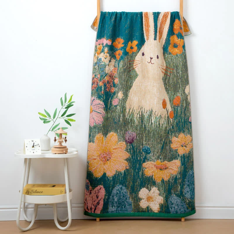 Märchenhaftes Badetuch aus Baumwollgaze mit Hasenmotiv und Blumenmuster