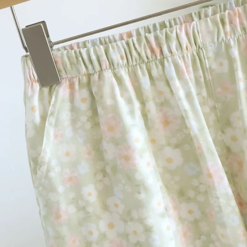 Grüne Pyjama-Shorts aus Baumwolle mit Blumenmuster und Rüschen