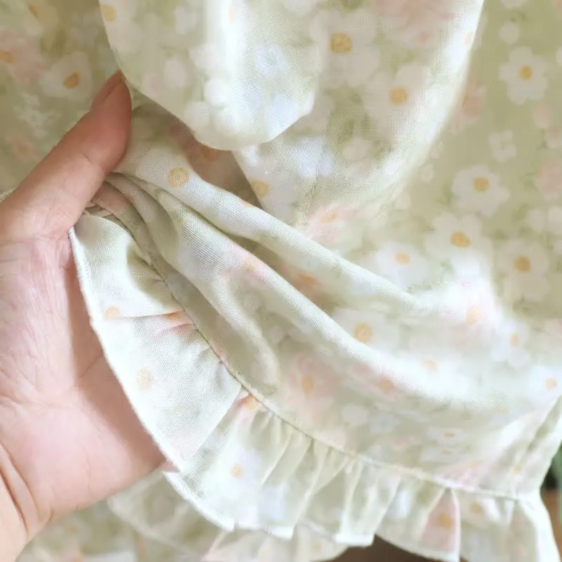 Grüne Pyjama-Shorts aus Baumwolle mit Blumenmuster und Rüschen