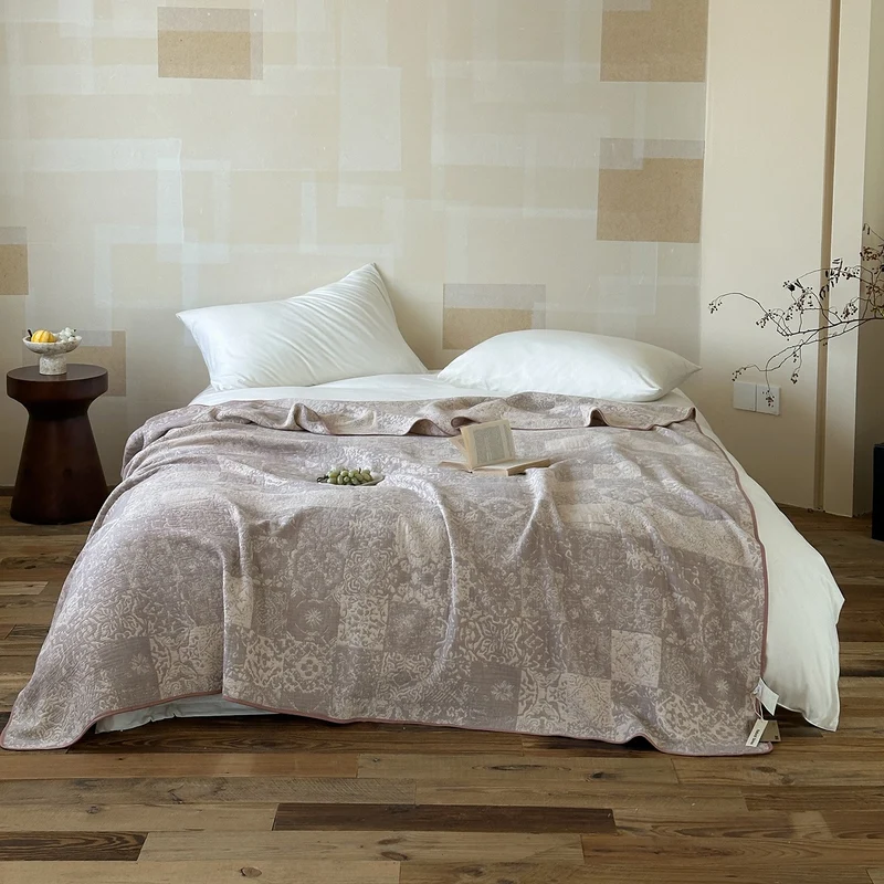 Wendbare Jacquard-Steppdecke mit Vintage-Blumenmuster
