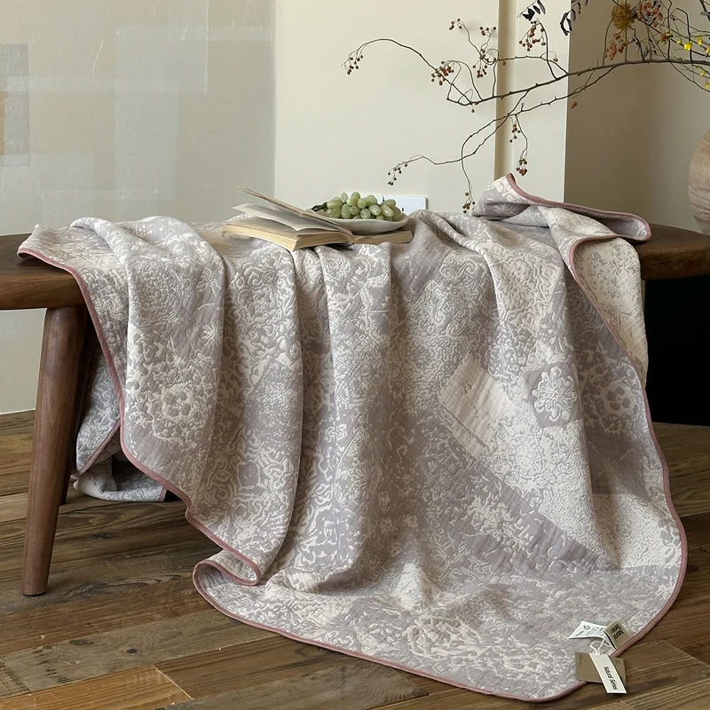 Wendbare Jacquard-Steppdecke mit Vintage-Blumenmuster