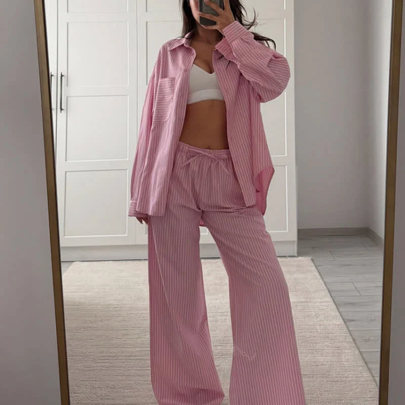 Klassisches Pyjama-Set mit vertikalen Streifen