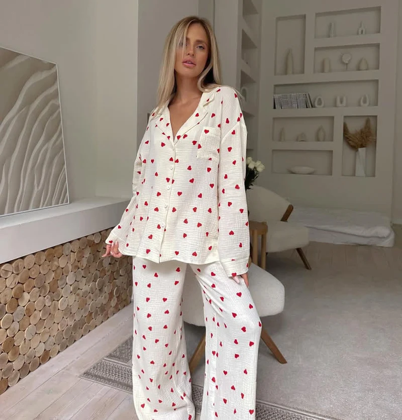 Pyjama-Set aus Baumwolle mit rotem Herzmuster
