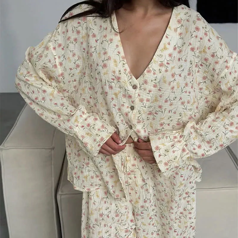 Baumwoll-Pyjama-Set mit V-Ausschnitt und Blumenmuster