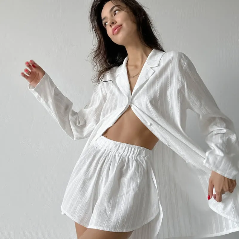 Gestreifter Pyjama im minimalistischen Stil