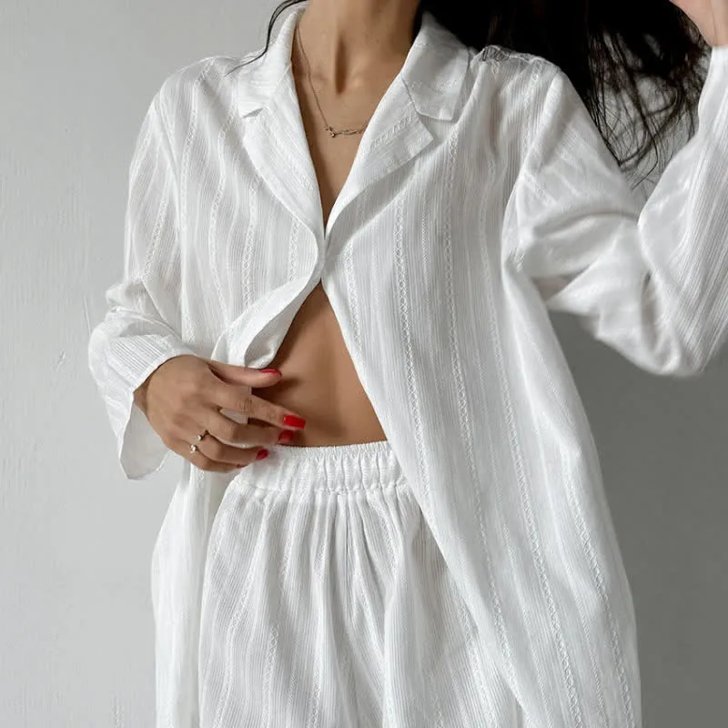 Gestreifter Pyjama im minimalistischen Stil