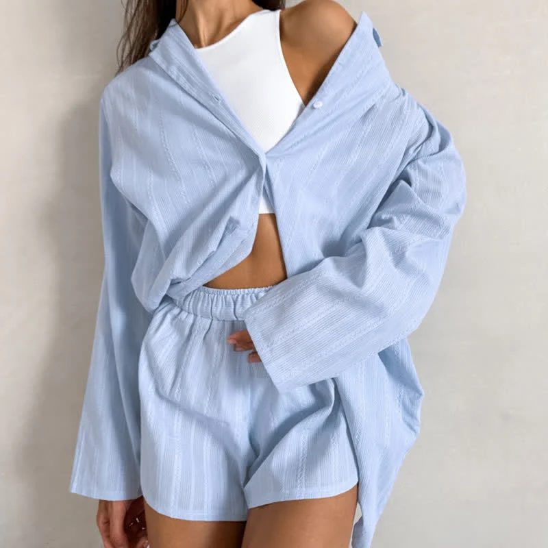Gestreifter Pyjama im minimalistischen Stil