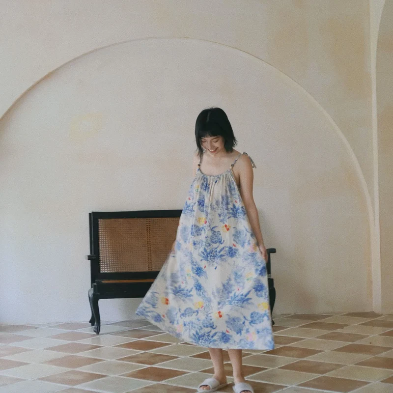 Blaues Camisole-Nachthemd aus Baumwolle mit Blumenmuster