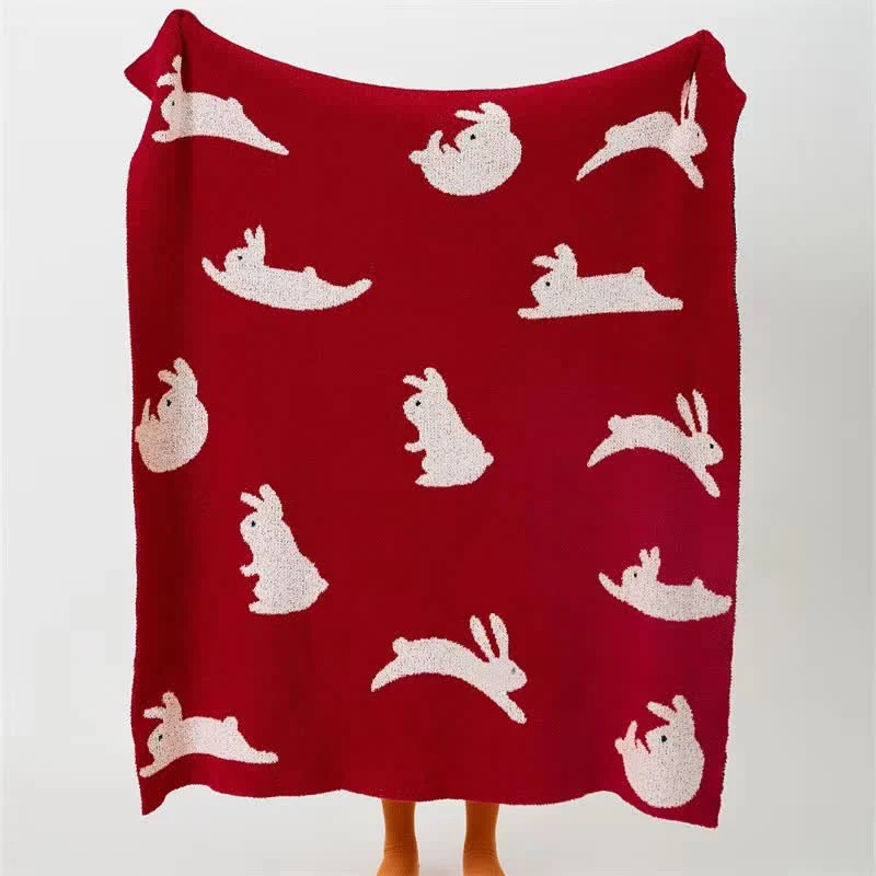 Strickdecke im nordischen Stil mit Kaninchenmotiv