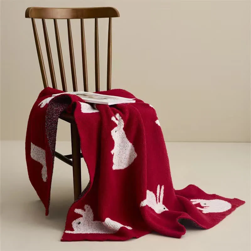 Strickdecke im nordischen Stil mit Kaninchenmotiv