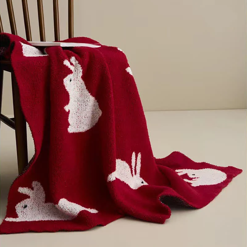 Strickdecke im nordischen Stil mit Kaninchenmotiv
