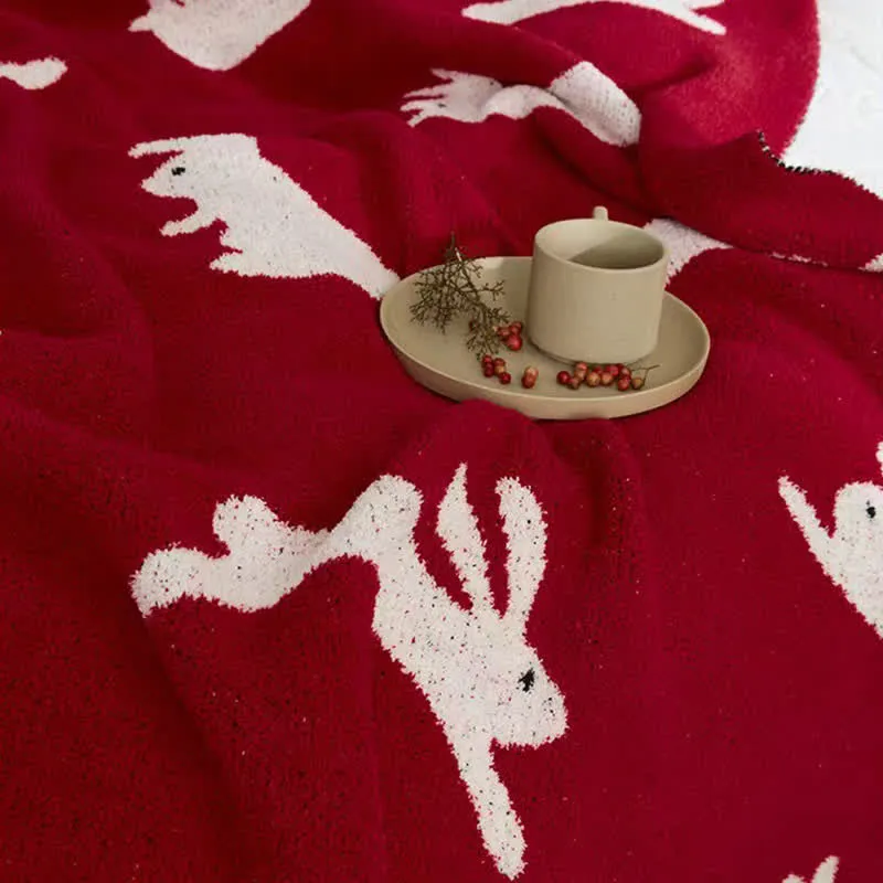 Strickdecke im nordischen Stil mit Kaninchenmotiv