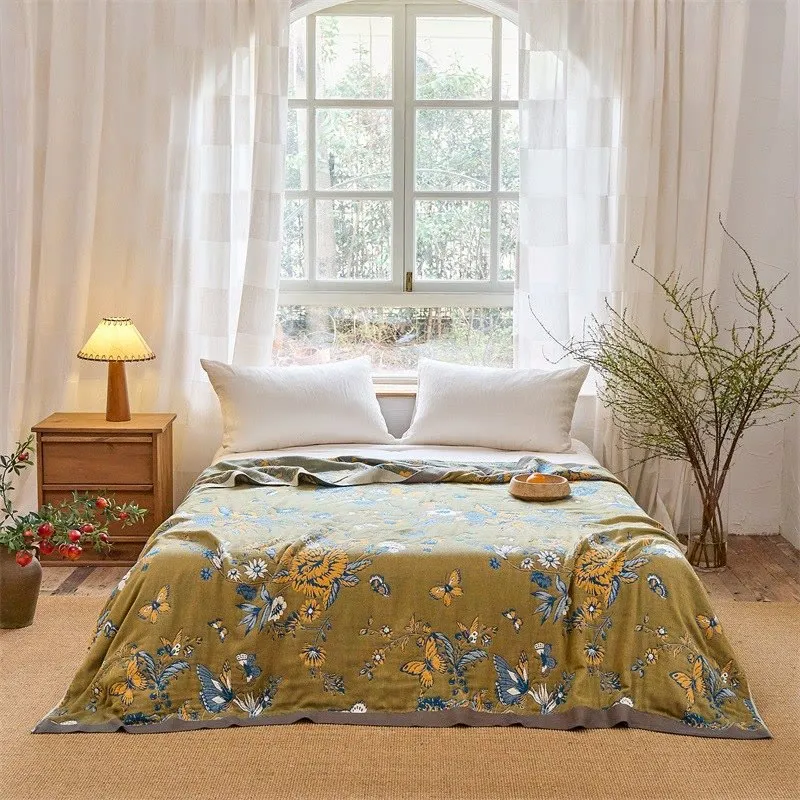 Steppdecke aus reiner Baumwolle mit Schmetterlings- und Blumenmuster
