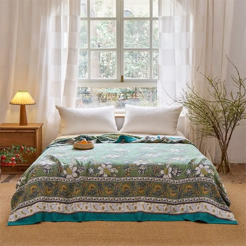 Steppdecke aus reiner Baumwolle mit Wildblumenwiese-Motiv