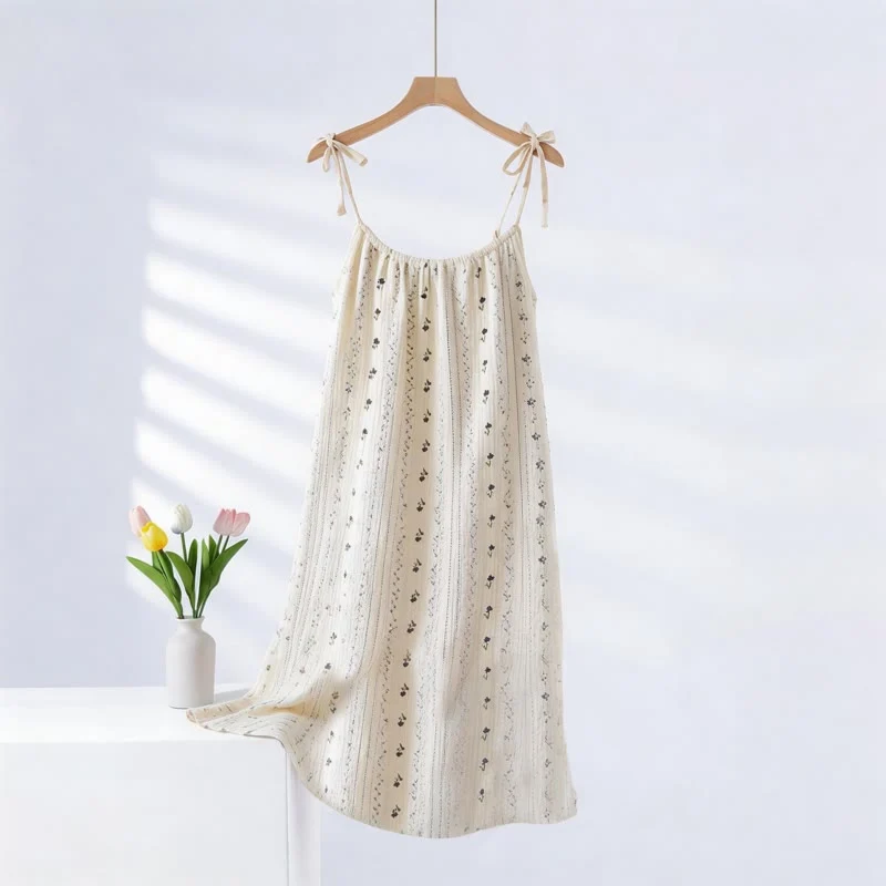 Gestreiftes, geblümtes Camisole-Nachthemd aus Baumwollgaze