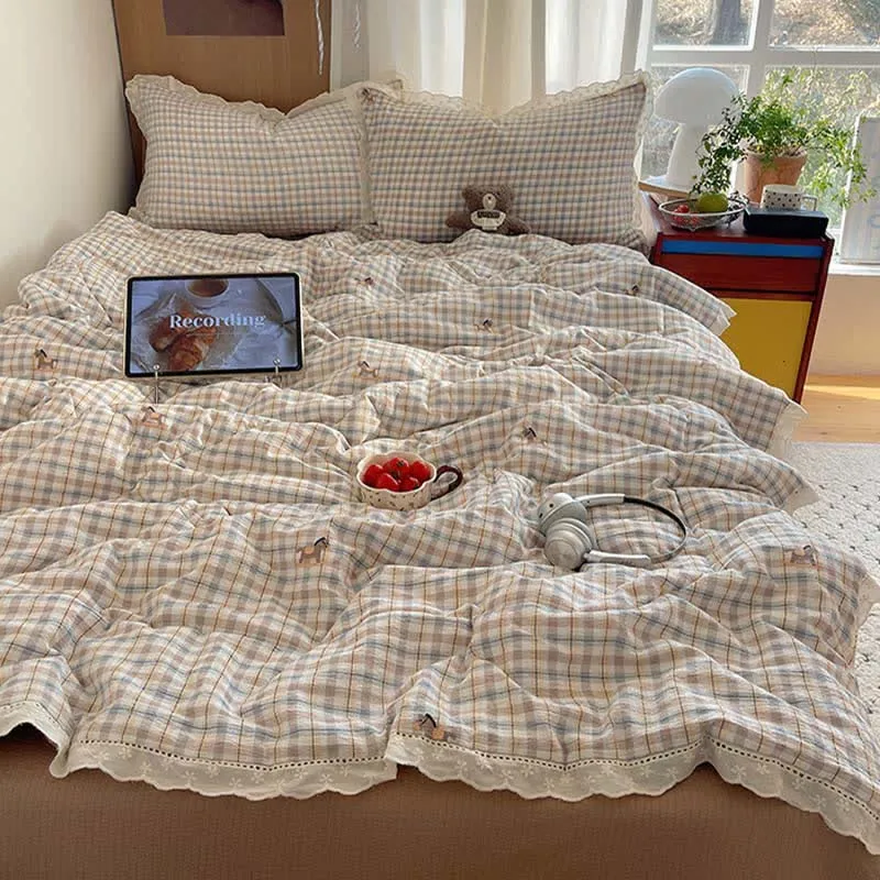 Sommerbettwäsche-Set aus braunem Karomuster mit Rüschen und Spitze
