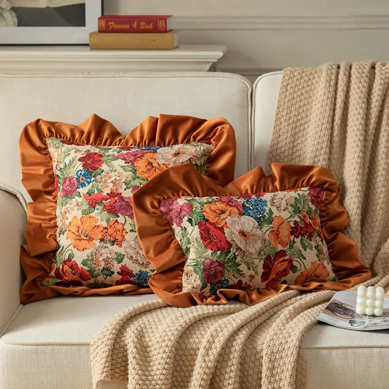 Dekokissen im Landhausstil mit Blumenmuster und Rüschen