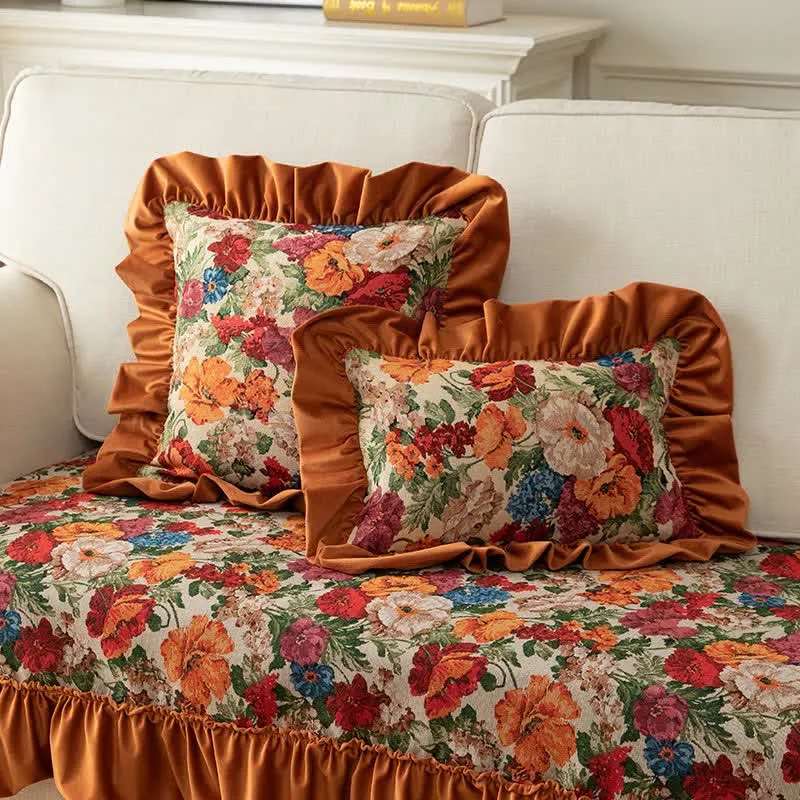 Dekokissen im Landhausstil mit Blumenmuster und Rüschen
