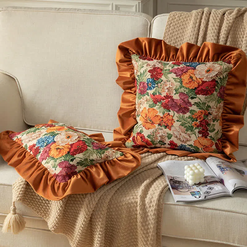 Dekokissen im Landhausstil mit Blumenmuster und Rüschen