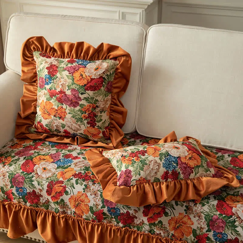 Dekokissen im Landhausstil mit Blumenmuster und Rüschen