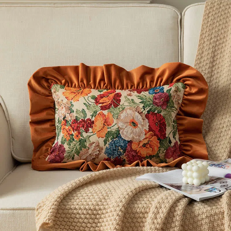 Dekokissen im Landhausstil mit Blumenmuster und Rüschen