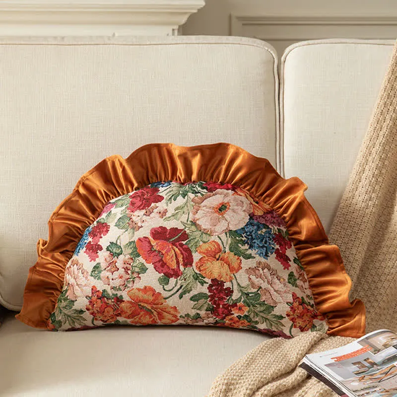 Dekokissen im Landhausstil mit Blumenmuster und Rüschen