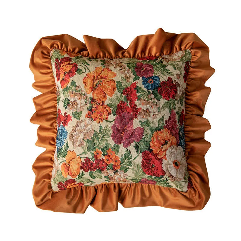 Dekokissen im Landhausstil mit Blumenmuster und Rüschen