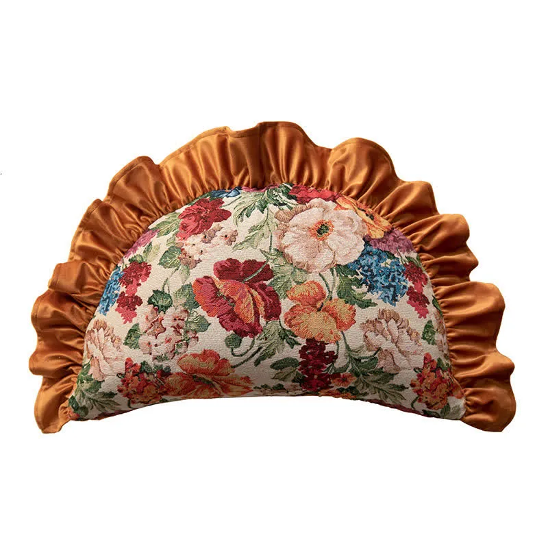 Dekokissen im Landhausstil mit Blumenmuster und Rüschen