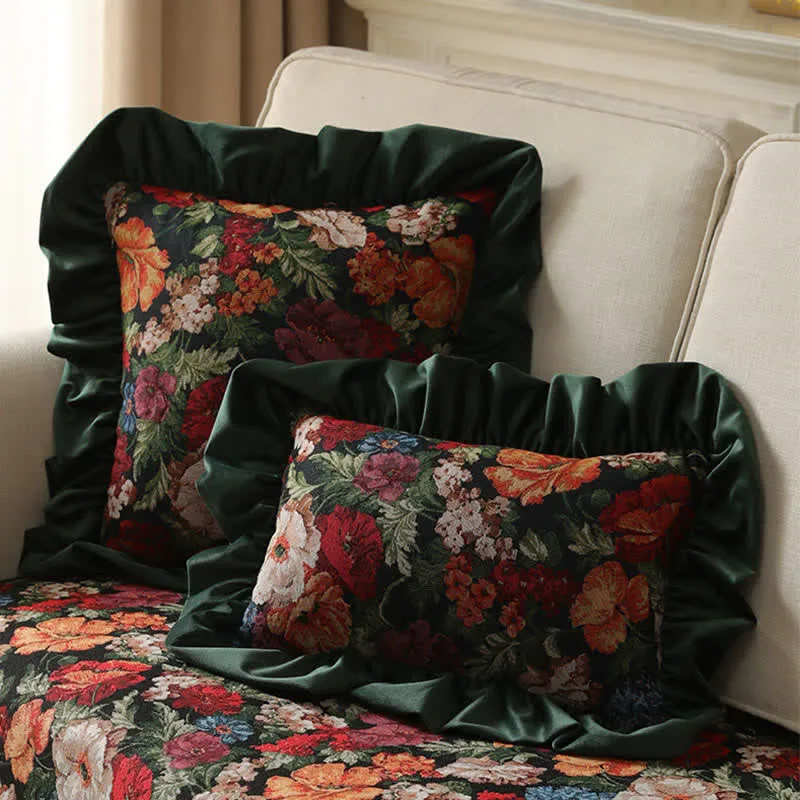 Dekokissen im Landhausstil mit Blumenmuster und Rüschen