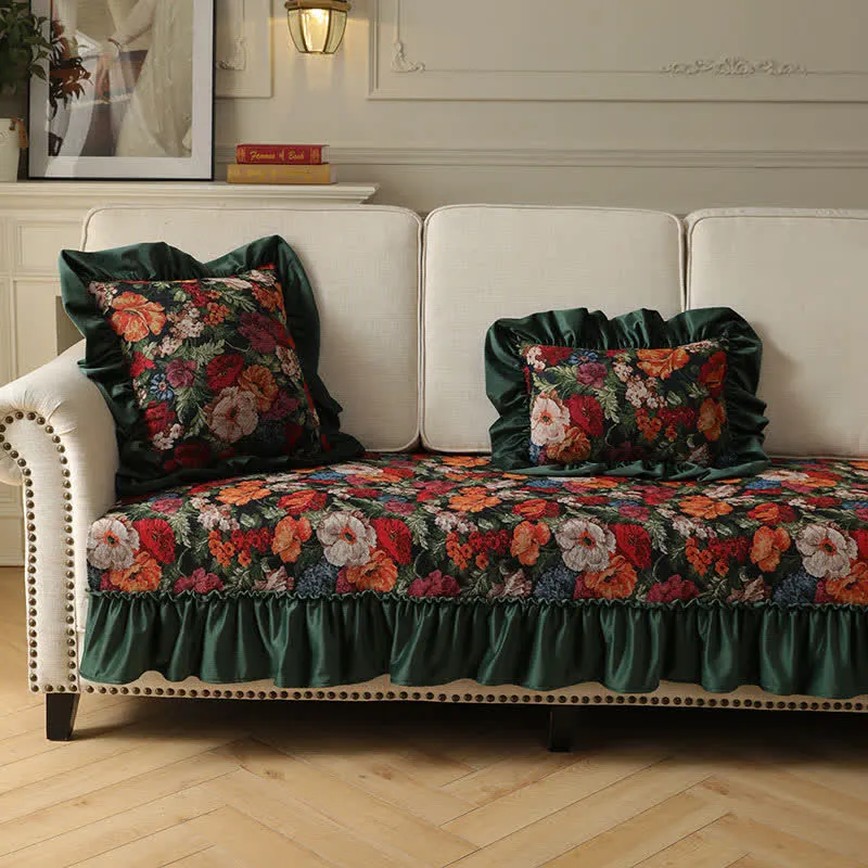 Dekokissen im Landhausstil mit Blumenmuster und Rüschen
