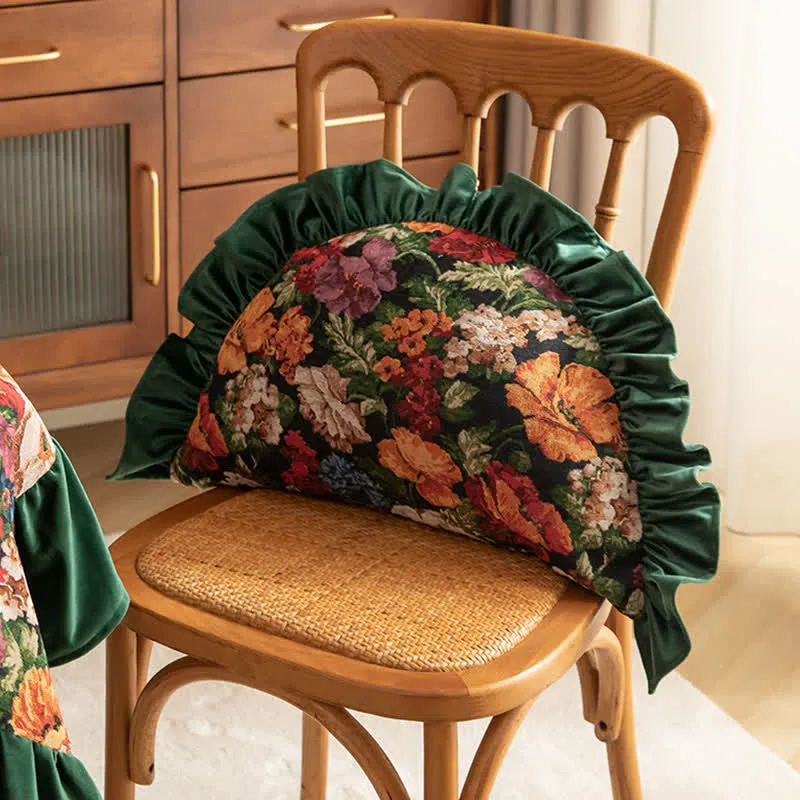 Dekokissen im Landhausstil mit Blumenmuster und Rüschen