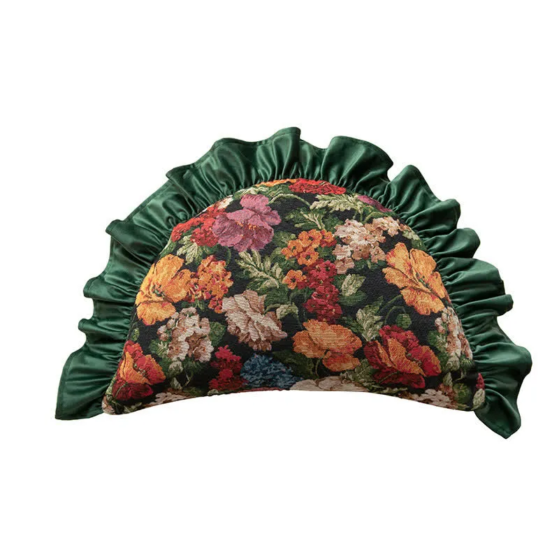 Dekokissen im Landhausstil mit Blumenmuster und Rüschen