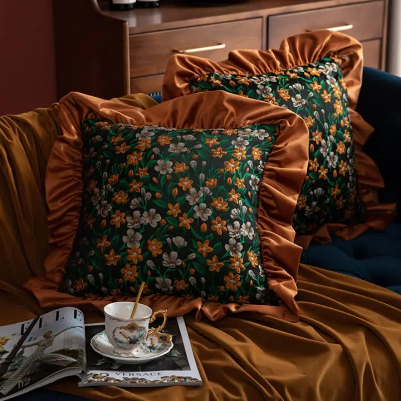 Retro-Kissen mit Blumen- und Blättermuster und Rüschen