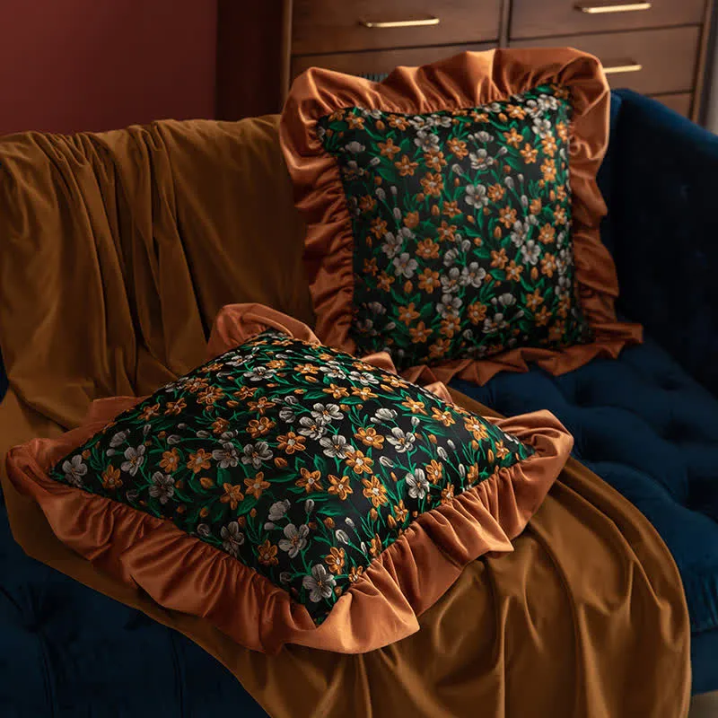 Retro-Kissen mit Blumen- und Blättermuster und Rüschen