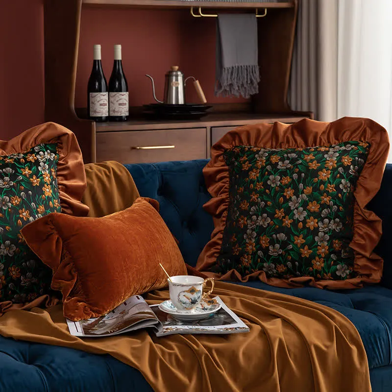 Retro-Kissen mit Blumen- und Blättermuster und Rüschen
