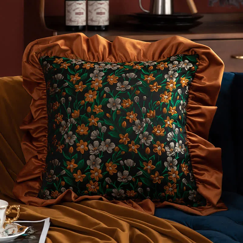 Retro-Kissen mit Blumen- und Blättermuster und Rüschen