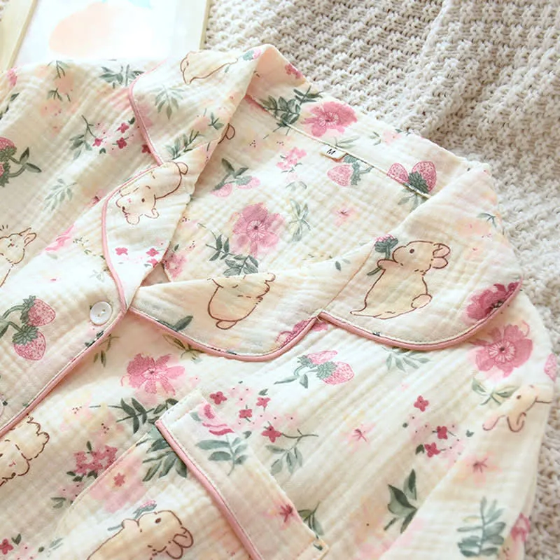 Pyjamaoberteil aus Baumwollgaze mit Blumen- und Hasenmuster
