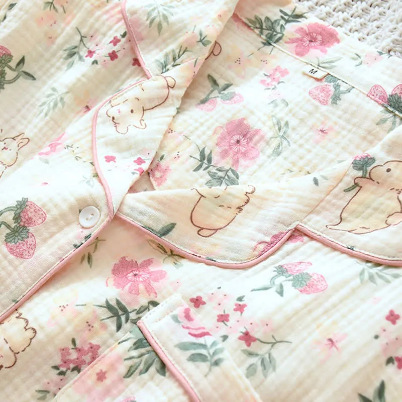 Pyjamaoberteil aus Baumwollgaze mit Blumen- und Hasenmuster
