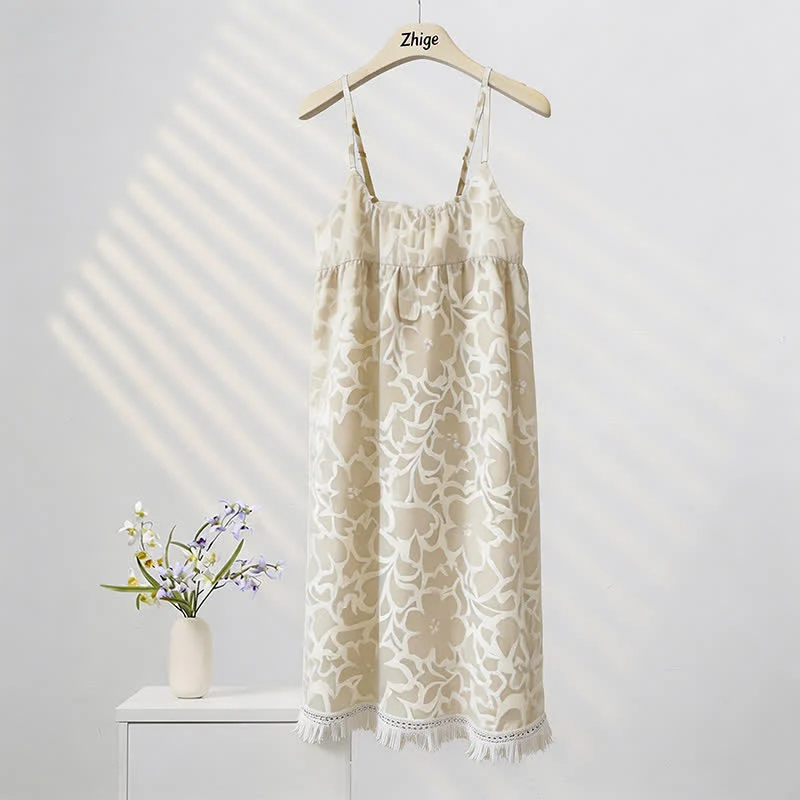 Cremefarbenes Nachtkleid mit Blumenmuster und Quasten