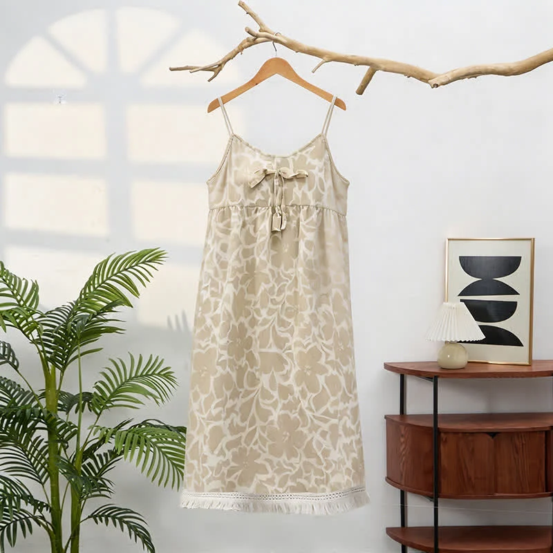 Cremefarbenes Nachtkleid mit Blumenmuster und Quasten