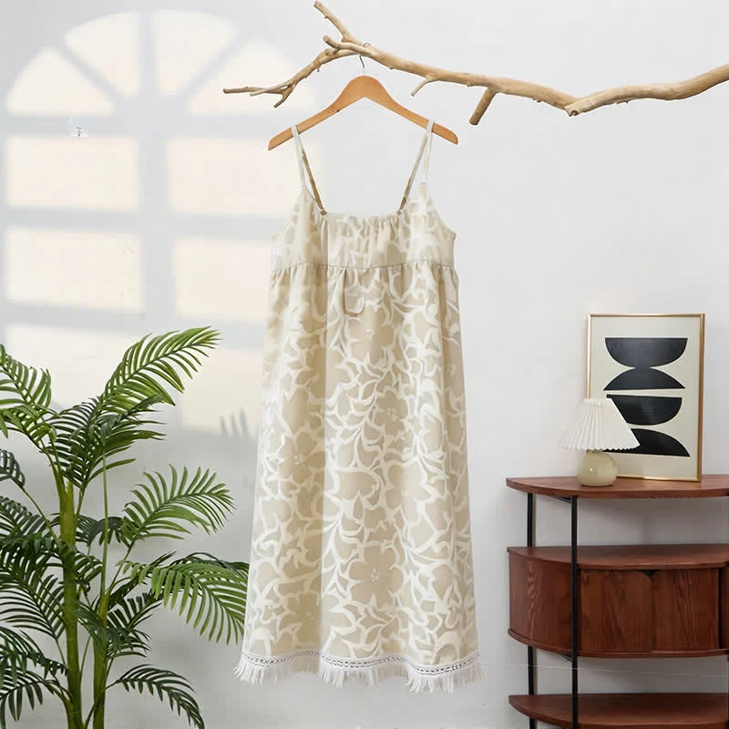 Cremefarbenes Nachtkleid mit Blumenmuster und Quasten