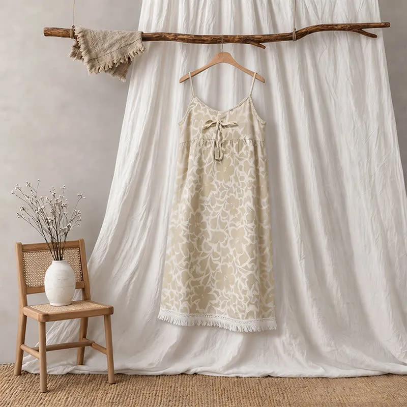 Cremefarbenes Nachtkleid mit Blumenmuster und Quasten