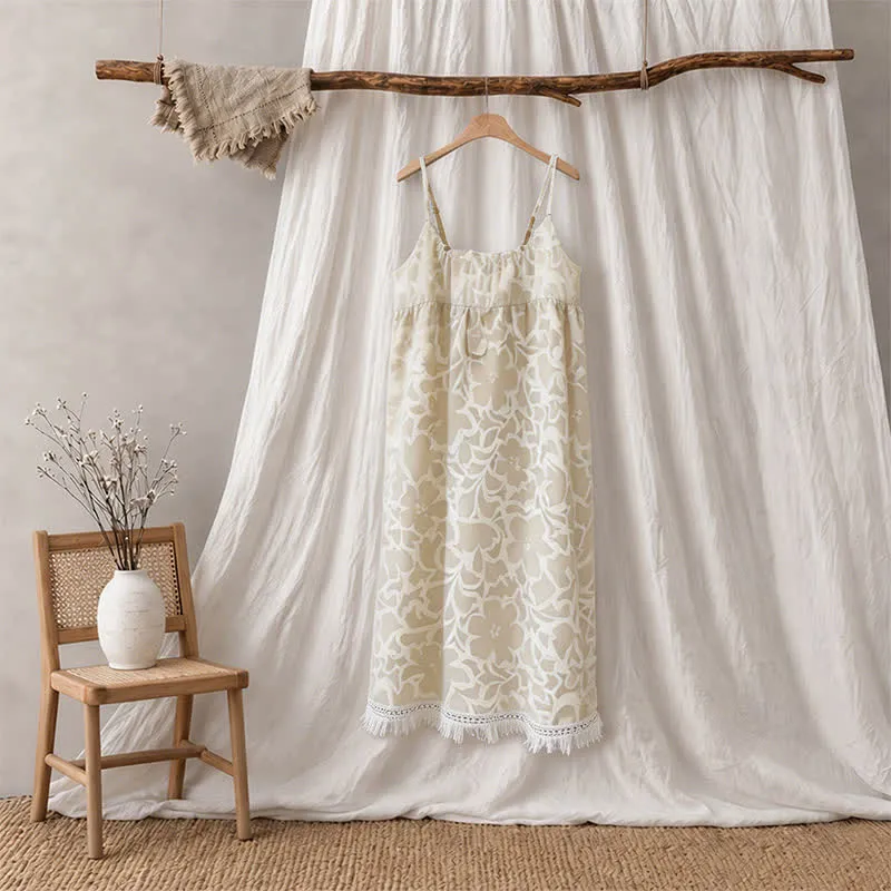 Cremefarbenes Nachtkleid mit Blumenmuster und Quasten